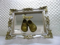 Quadro para maternidade com fundo em espelho, nome e aplique de sapatinho